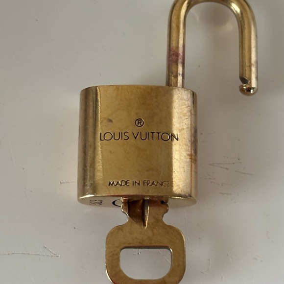 Louis Vuitton Gold Padlock with single key- Number 323 - Picture 2 of 3